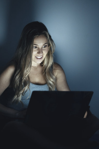 使用笔记本电脑的单身女性图片下载