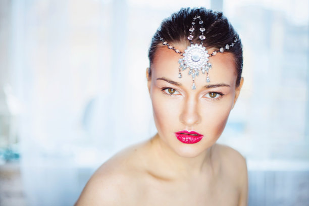 美丽的高级时装模特女孩与完美美丽的化妆摆姿势在工作室的灯光背景图片下载