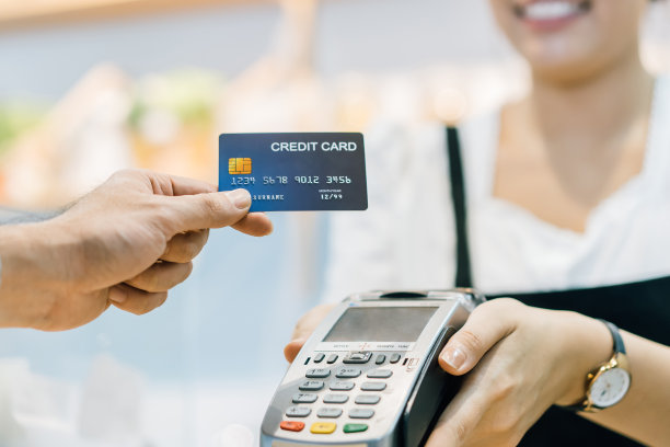 顾客在咖啡厅用信用卡向店员付款图片下载
