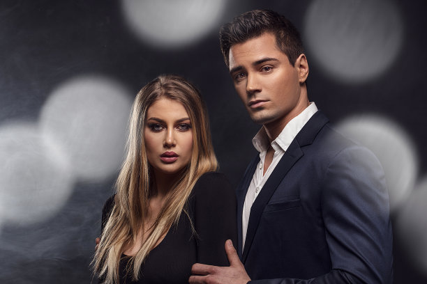 一对优雅的夫妇的概念肖像。图片下载