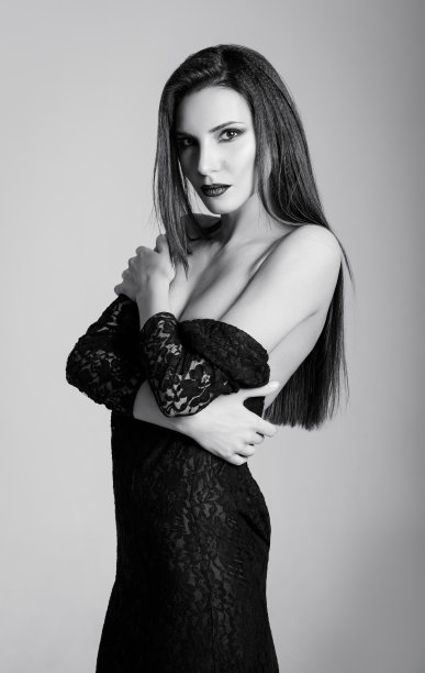 工作室时尚拍摄:性感美丽的年轻女子身穿黑色连衣裙的肖像。黑色和白色图片下载