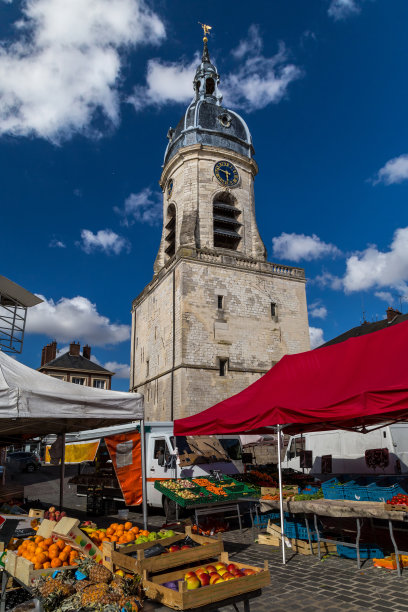 当地市场和一座钟楼图片下载