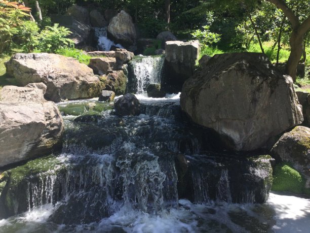 荷兰公园京都花园的瀑布图片下载