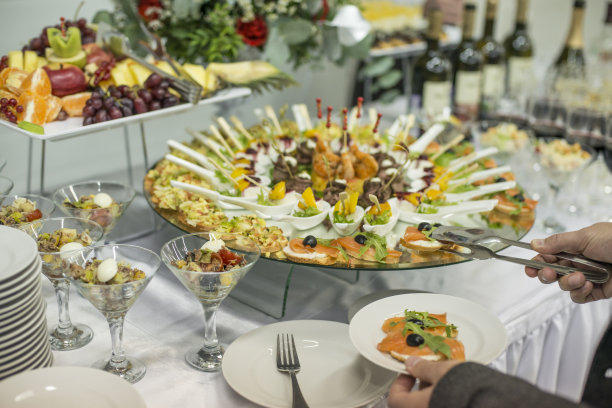 自助餐桌上放着一盘点心和小吃。图片下载