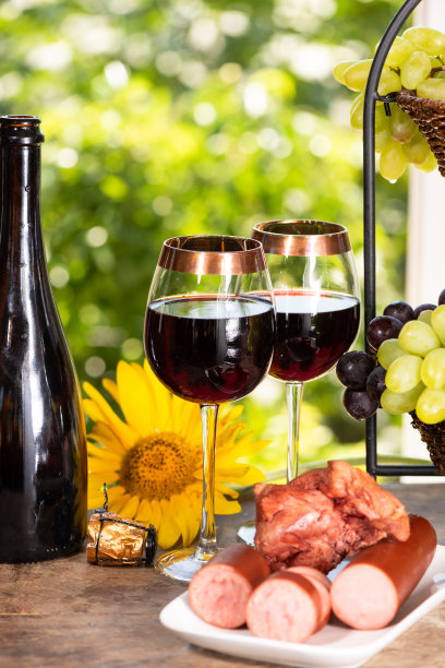 火腿肠和酒杯图片下载