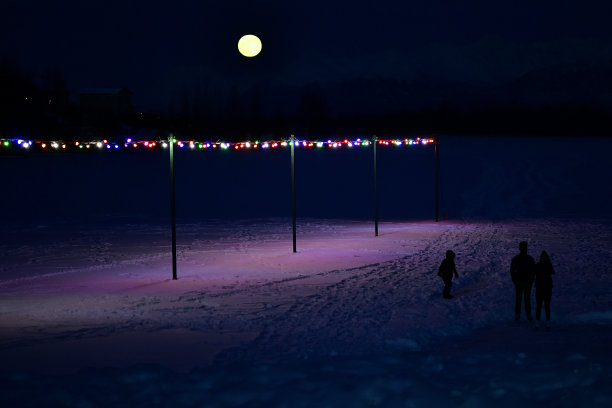 月光滑冰图片下载