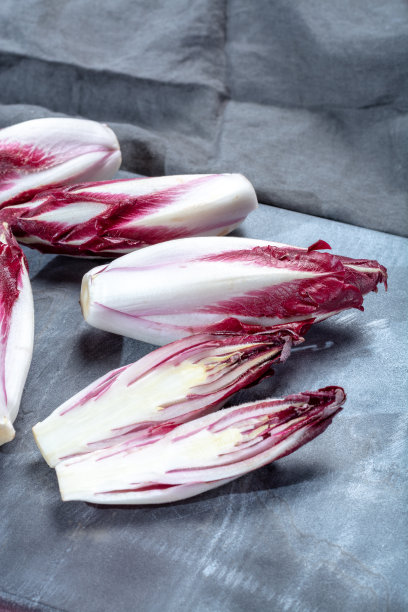 一组新鲜的红色菊苣或比利时菊苣蔬菜，也被称为witlof沙拉图片下载