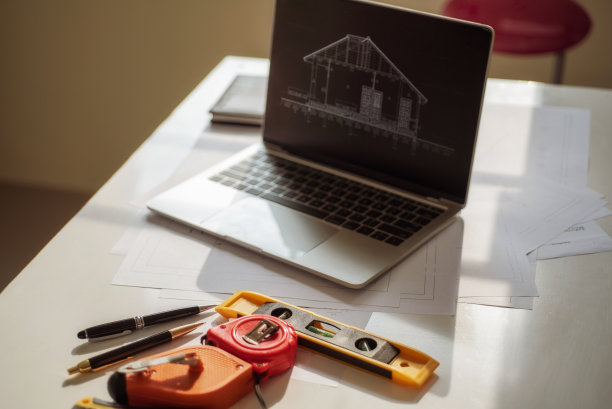 在办公室的桌子上有一张设计图。工程工具和施工概念。图片下载