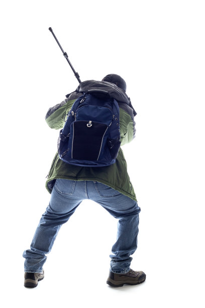 登山者或徒步旅行者用棍子戳东西图片下载