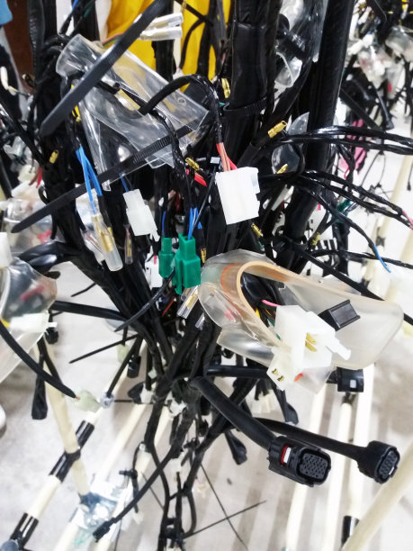 汽车、汽车工业和制造用彩色线束和塑料连接器图片下载