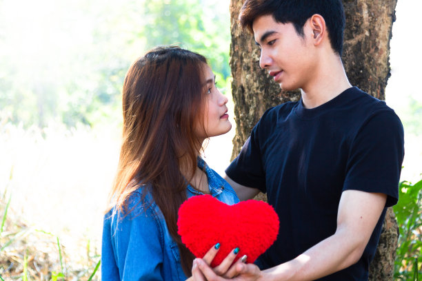 年轻情侣拥抱，一起享受户外的自然生活。爱与生活理念。图片下载