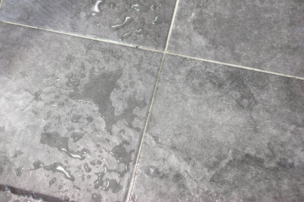 水滴溅在浴室的地板上图片下载