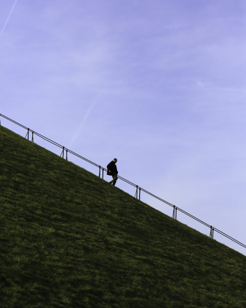 比利时布鲁塞尔，一名男子从陡峭的楼梯上下来图片下载