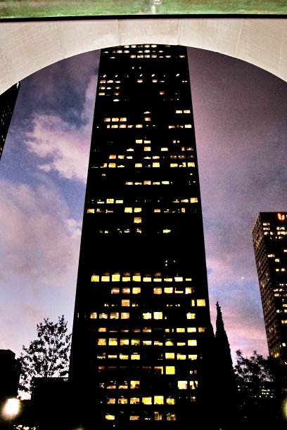 一幢高层建筑在黄昏通过入口图片下载