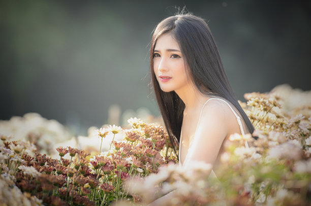 漂亮的女孩穿着复古的裙子，带着鲜花。图片下载