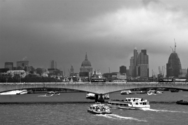 泰晤士河上的船只图片下载