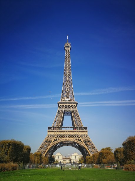 游览埃菲尔铁塔在法国巴黎，正面的观点与清澈美好的天空图片下载