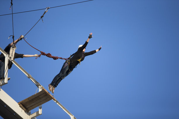 用绳子从桥上跳下来。RoupeJumping图片下载