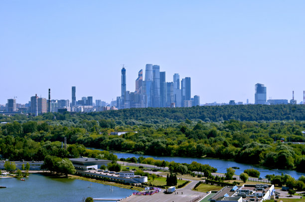 美丽的全景，一个城市与一条河在一个阳光明媚的日子。夏天从山上看风景如画。图片下载