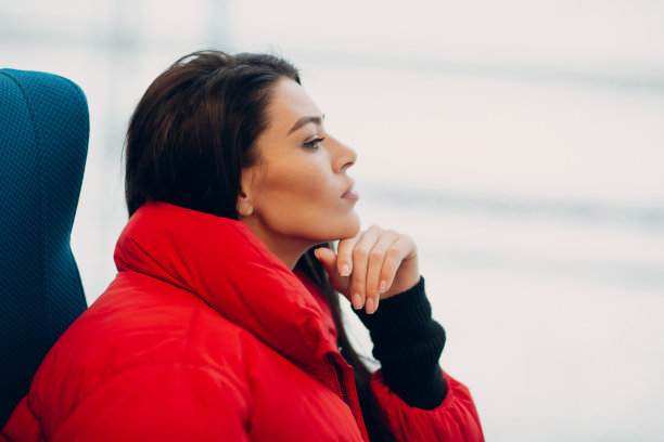 美丽的女性侧面肖像在火车窗口图片下载