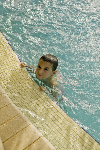 男孩在游泳池边上图片下载