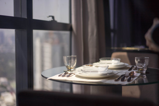 餐桌与城市景观图片下载