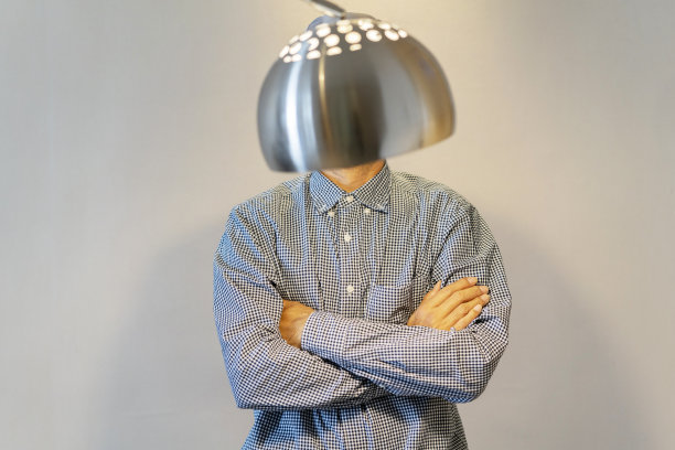 站在落地灯下的男人图片下载