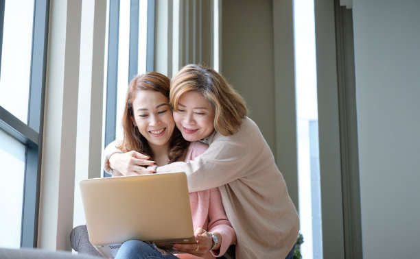 母亲和女儿在网上购物图片下载