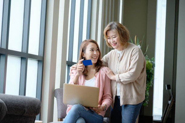母亲和女儿在网上购物图片下载