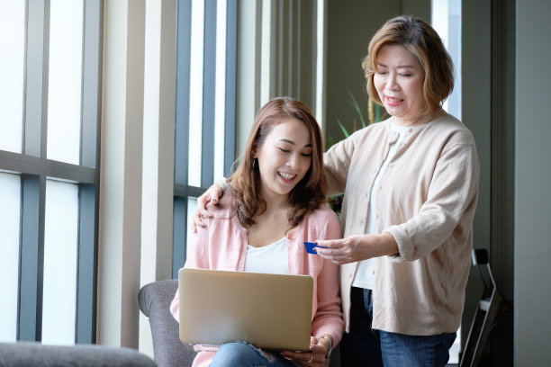 母亲和女儿在网上购物图片下载