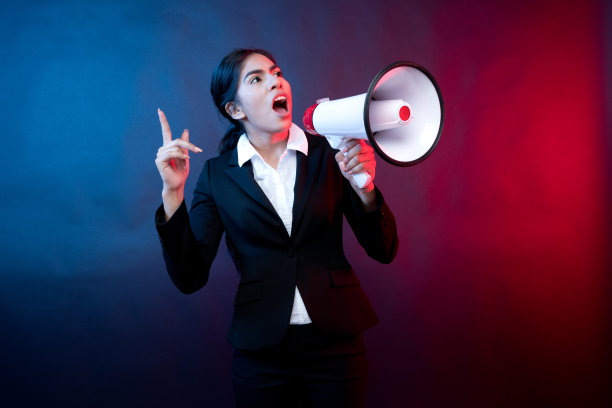 美丽的拉丁女商人拿着扩音器图片下载