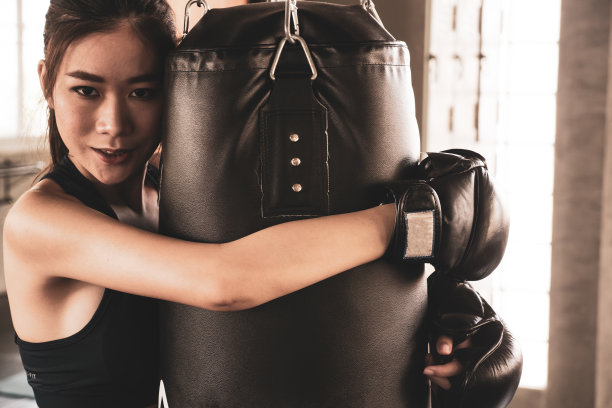 年轻的女运动员在体育馆训练。图片下载