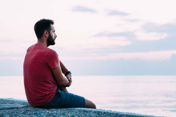 在海边享受蓝色时光的年轻人图片下载