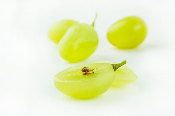 明亮的宏观葡萄浆果在白色素材图片