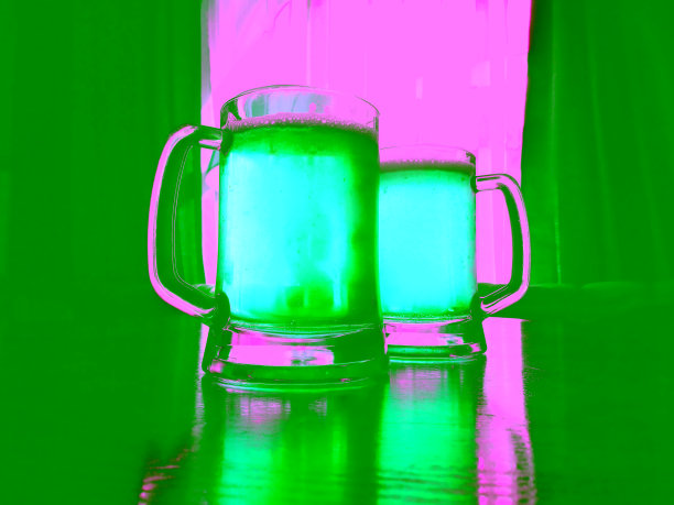 两杯充满泡沫的经典淡啤酒详细图片下载