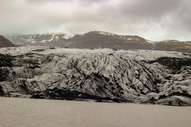Sólheimajökull是冰岛南部的一座冰川，位于卡特拉火山和Eijafjallajökkull之间。一部分较大的Mýrdalsjökull冰川图片下载