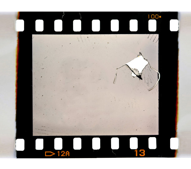 真实扫描旧的35mm底片或带或相框上的白色划痕和烧伤边缘图片下载