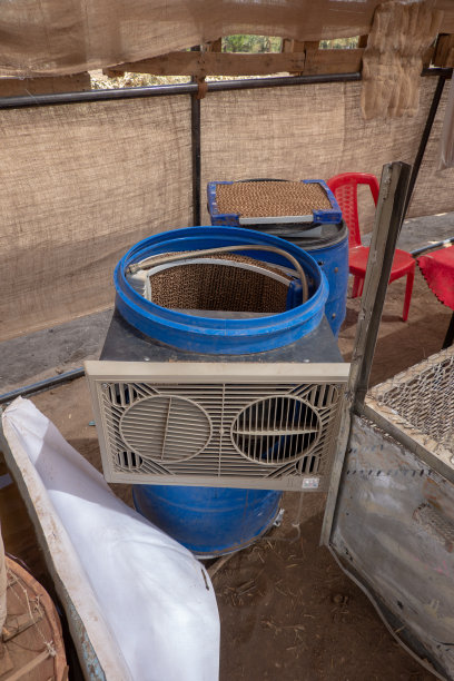 空调系统由废旧桶、瓦楞纸板和风扇制成图片下载