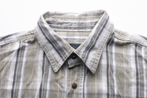 从大麻织物接近衬衫的一部分。有图案的休闲男式衬衫。起皱的纹理从大麻和棉花的背景图片下载