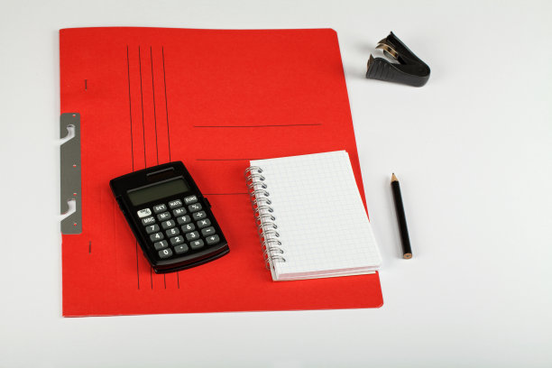 白色背景上的学校用品图片下载