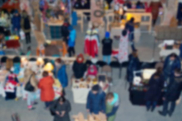 模糊的图像，圣诞市场在被烧毁的路德大教堂。在没有照明的情况下。圣彼得堡。俄罗斯。图片下载