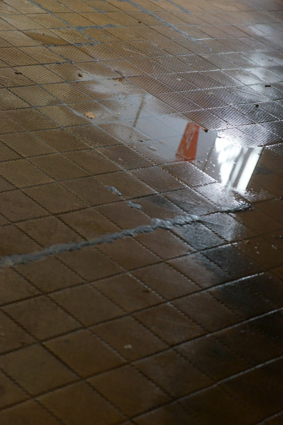 车站隧道里的水坑图片下载
