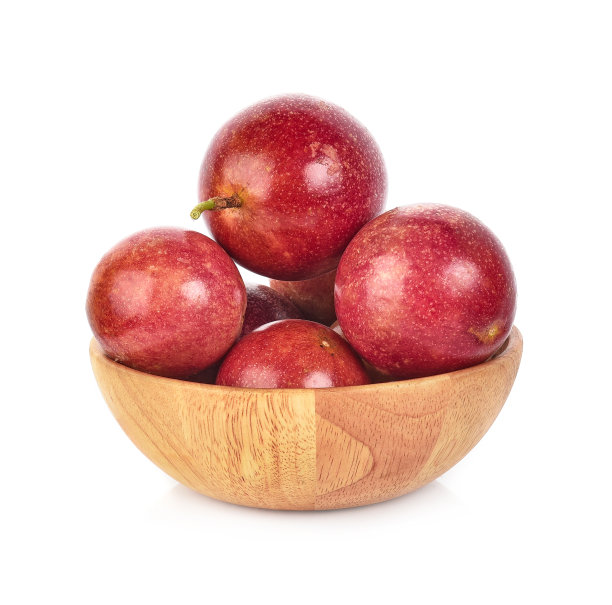 木碗中的百香果孤立在白色背景上图片下载