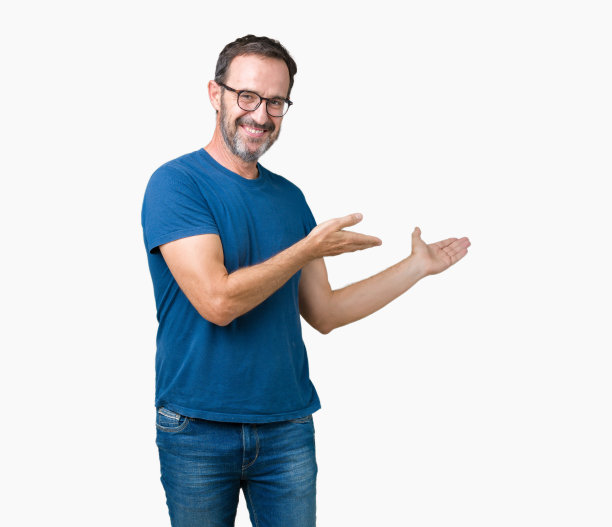 英俊的中年老人戴着眼镜，孤立的背景邀请微笑着自然张开手图片下载
