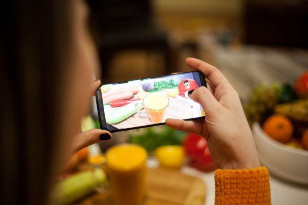 和妈妈一起上烹饪课。图片下载