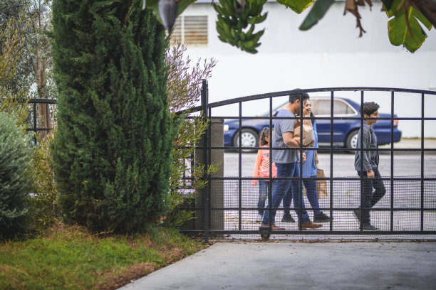 一家人在杂货店购物后回家图片下载