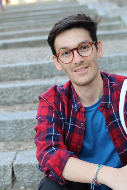 英俊年轻的西班牙男性在户外微笑图片下载