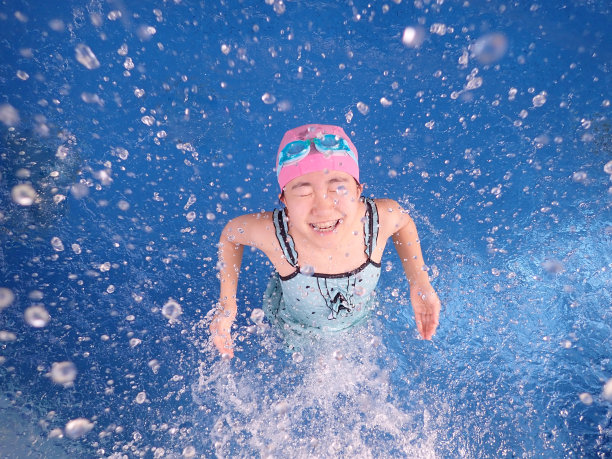 一个日本女孩在游泳池里玩图片下载