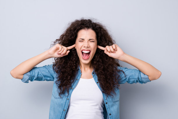 近距离的照片大喊惊人的美丽的她她的女士手臂闭上隐藏的耳朵可怕的痛苦不听，问，乞求，请停止穿休闲牛仔裤牛仔衬衫衣服装孤立的灰色背景图片下载