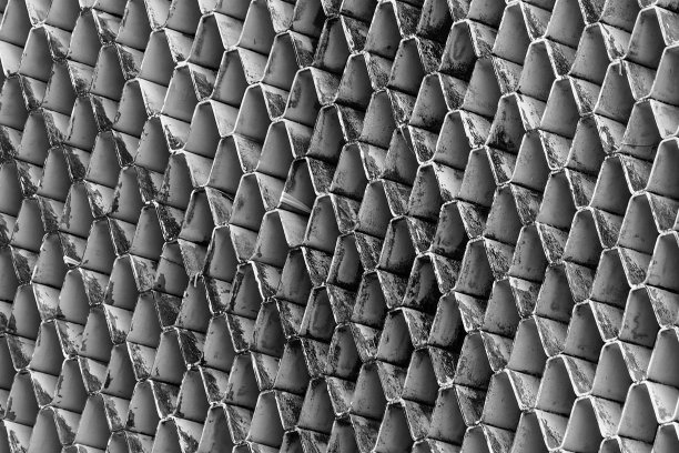 近距离的建筑通风立面。白色通风与创意和美丽的图案建筑。室外建筑抽象背景。通风外立面脏污，有黑色污渍。图片下载